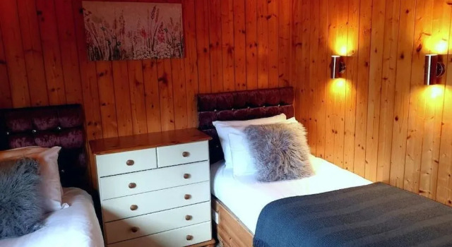 Squirrel Lodge Hot Tub, Забронировать Отель Кармартен Carmarthenshire