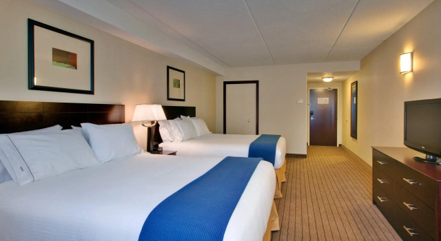 Четырёхместный номер Standard Holiday Inn Express and Suites Kincardine