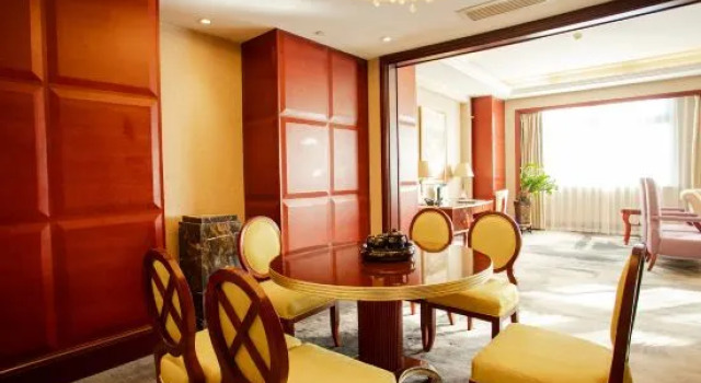 Люкс Anyang Huaqiang Nuohuating Hotel (Cultural and Sports Center Stadium)