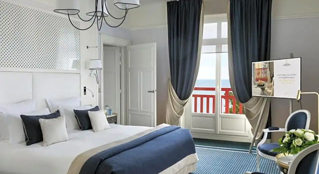 Номер Superior с видом на море Hôtel Barrière LHermitage