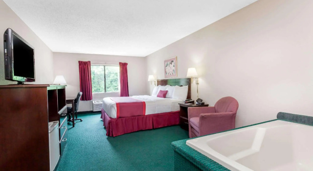 Двухместный номер Deluxe Ramada by Wyndham Tell City