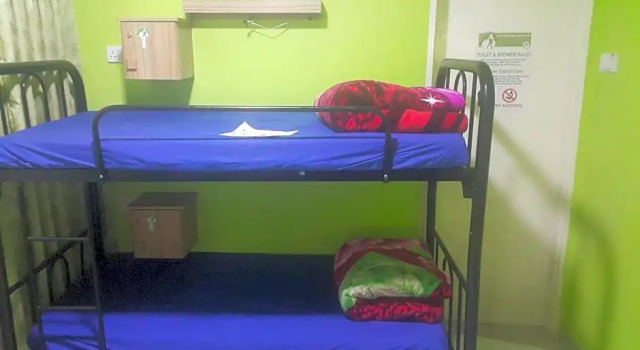 Кровать в общем номере CH Travellers Inn