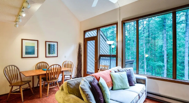 85SW - Fireplace - WiFi - Washer/Dryer - Dishwasher - Sleeps 4, Buchen Sie Ferienhaus Hotels in Glacier mit Parkplatz, Parkplätze
