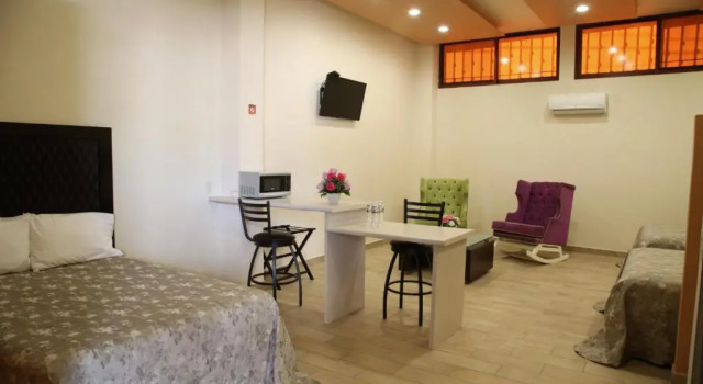 Полулюкс Hotel Plaza Bernal