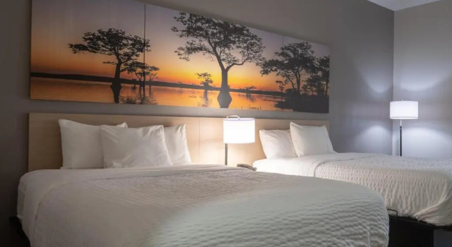 Четырёхместный номер Standard Days Inn & Suites by Wyndham Savannah North I-95