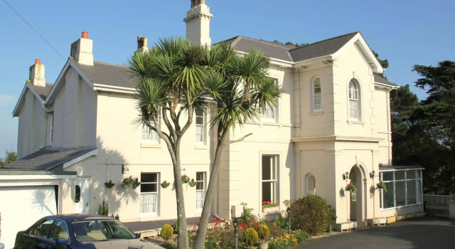 Muntham Holiday Apartments & Town House