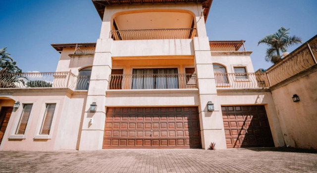 6 Bedroom Tuscan Styled Home in Umdloti Beach, Забронировать Отель Пляж Умдлоти Durban North Coast