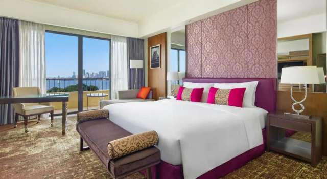 Двухместный клубный номер Luxury с видом на залив Sofitel Philippine Plaza Manila