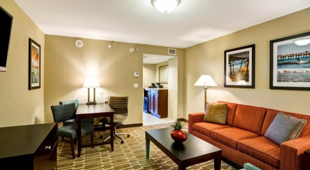 Номер Standard с видом на бассейн Embassy Suites Fort Myers - Estero