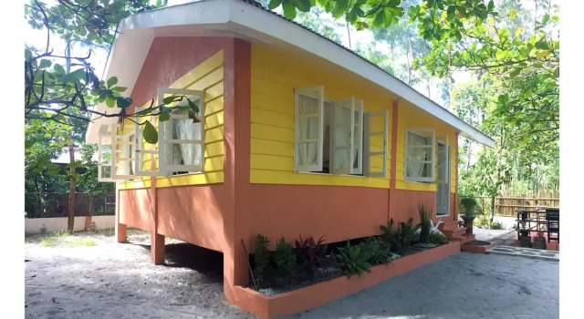 Кровать в общем номере RedDoorz Hostel @ Ragsak Kamp Beach Resort