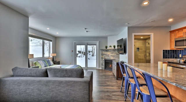 The Mountain Suite at Killington: New! Luxury Suite Sleeps 10, Varaa Huoneisto Hotellit New England uima-altaalla, Uima-allas