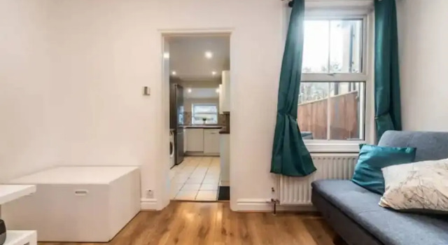 Charming Period Home Near Surbiton With Garden, Boek Hotel Surbiton Groot-Londen