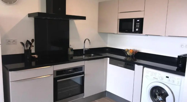 Апартаменты Appartement vue mer et terrasse quartier calme à La Ciotat