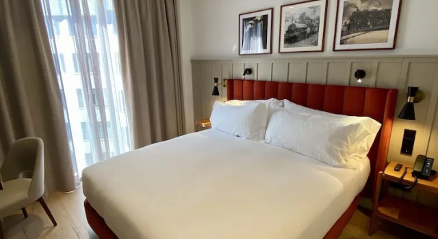 Двухместный номер Deluxe с балконом Via Sants Hotel Barcelona, Tapestry Collection By Hilton