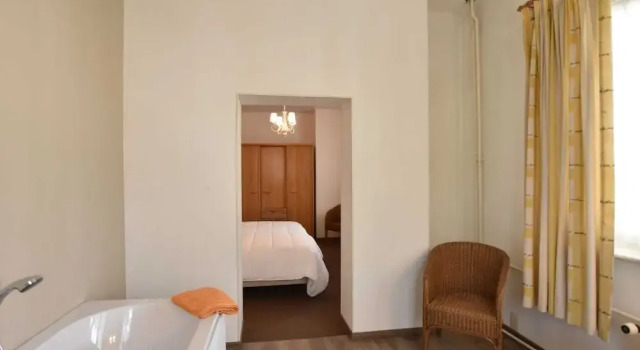 Former Hotel In The Centre And At 50 Metres From The Beach In Panne, Rezerwuj Hotel Hotele w Bruksela z parkingiem, Parking