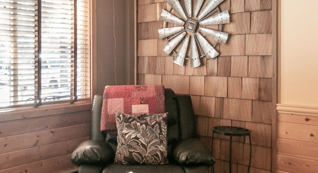 Log Hauler Haus Apartment 3 NW Comfy Cabins, Book Lejlighed Hoteller i Plain med parkering, Parkering