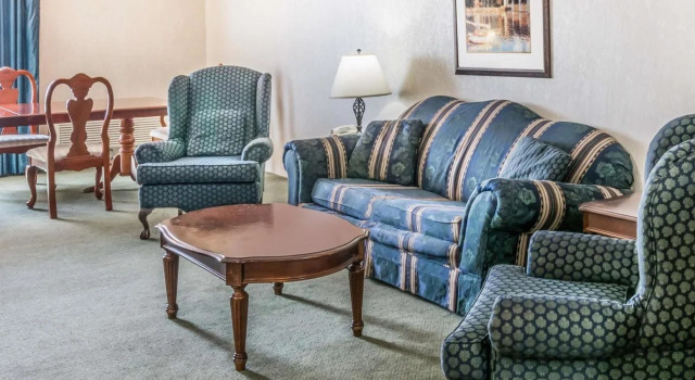 Howard Johnson Hotel by Wyndham Milford/New Haven, Varaa Hotelli Hotellit New England uima-altaalla, Uima-allas