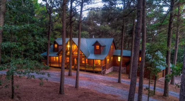 Коттедж с 5 комнатами NEW Spacious Retreat: 4 King En-Suites - Hot Tub - Pet-Friendly - Cozy Fire Pit - Prime Location - Multi-Family