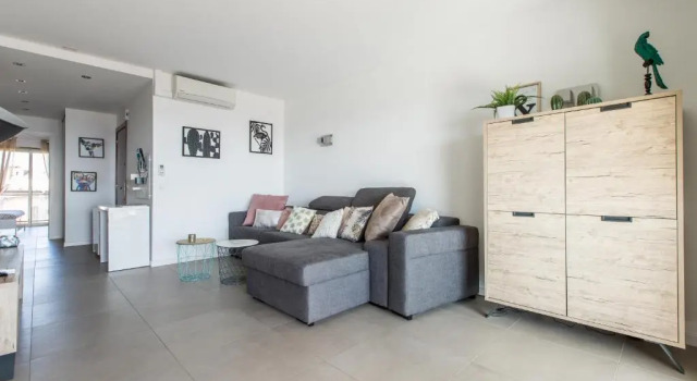 Admire Panoramic Ocean Views Through Walls of Windows, Забронировать Апартаменты/квартира Отели Канн с парковкой, рядом с Le Croisette Casino Barriere de Cannes, Парковка