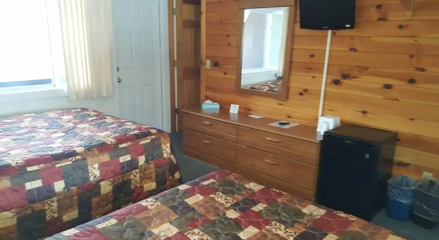 Четырёхместный номер Standard с балконом и с видом на озеро Clark's Beach Motel