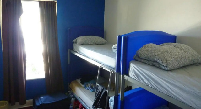 Кровать в общем номере Adelaide Travellers Inn Backpackers Hostel