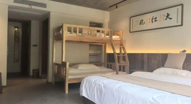 Кровать в общем номере Floral Hotel·Shennongjia Wild Tea Homestay