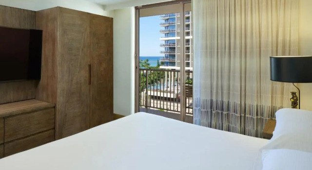 Люкс с 2 комнатами с частичным видом на океан Embassy Suites by Hilton Waikiki Beach Walk