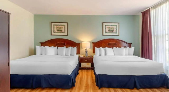 Четырёхместный люкс Executive The Carriage House Inn Newport