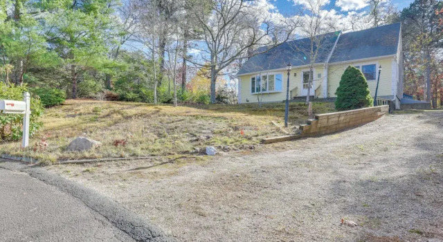 Коттедж 6 Mi to Beach: Home w/ Deck in Brewster!