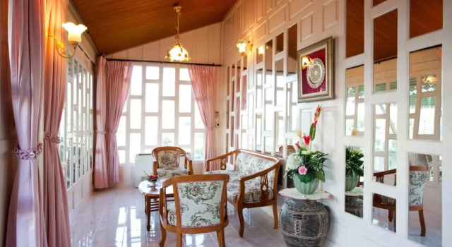Коттедж с 4 комнатами Methavalai Hotel