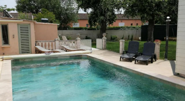 Le Patio, Rezerwuj Hotel Saint-Martin-de-Crau Carros
