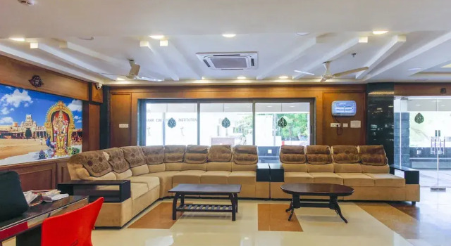Capital O 47729 Hotel Saravana Bhavan, Забронировать Отель Отели Тиручендур с завтраком, Завтраки