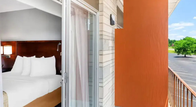Четырёхместный номер Deluxe с балконом Travelodge by Wyndham Bloomington