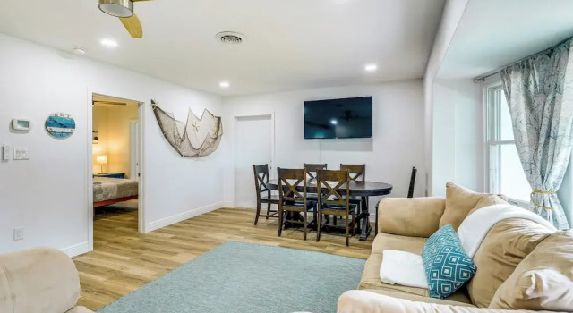 Pet-friendly Cocoa Beach Home: Walk to Beach!, Varaa Hotelli Hotellit Space Coast pysäköinnillä, Pysäköinti