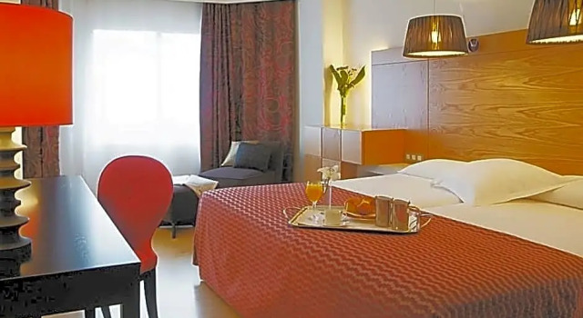 Номер Standard с балконом Hesperia Sevilla