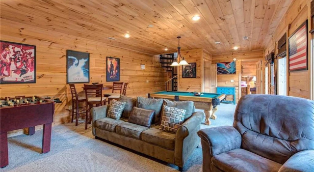 Bear Pause 4 Bedroom Home with Hot Tub