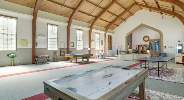 Walk to Clear Lake! Converted Church w/ Game Room, Buchen Sie Ferienhaus Lakeport Kalifornien