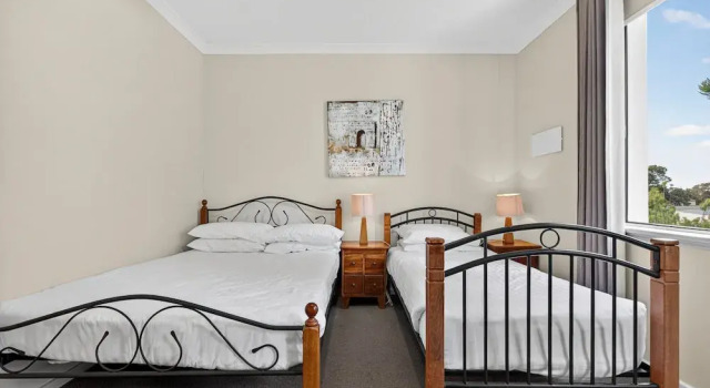 Serene 2-bed Apartment by the Canal, Book Apartment Halls Head Western Australia