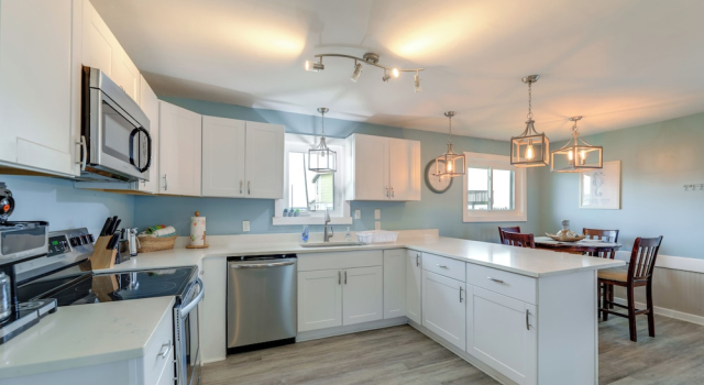 Коттедж Luxe 'cozy Crab Shack' w/ Porch in Indian Beach!