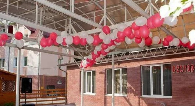 Hotel Gostynniy Dvir, Prenota Hotel Borshchiv Ternopil'