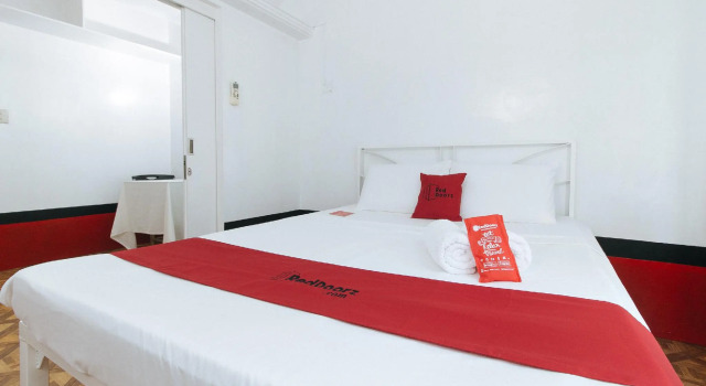 Номер Deluxe RedDoorz at The Providence Tower