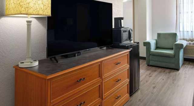 Люкс c 1 комнатой La Quinta Inn by Wyndham Pittsburgh Airport