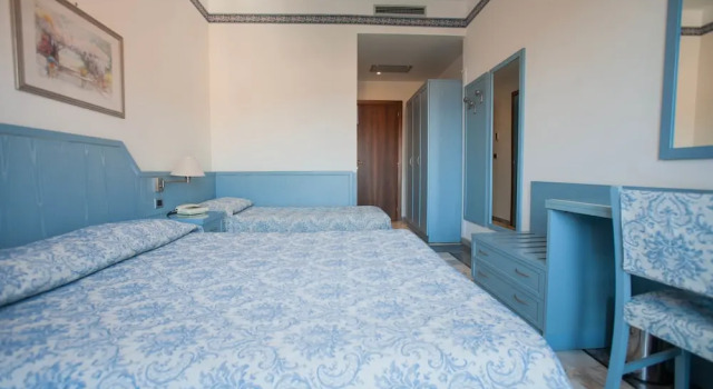 Трёхместный номер Standard с балконом Hotel Ariston