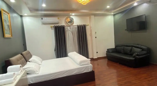 Beautiful 2 Story Newly Renovated Bungalow House, Забронировать Дом для отпуска Отели Бангкока с парковкой, Парковка
