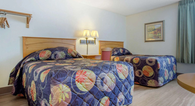 Четырёхместный номер Standard Rodeway Inn Asheville