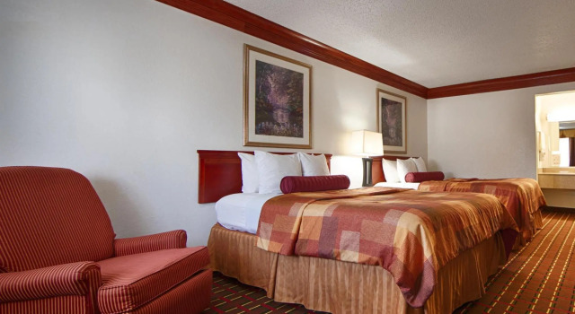 Четырёхместный номер Standard Scottish Inn Decatur