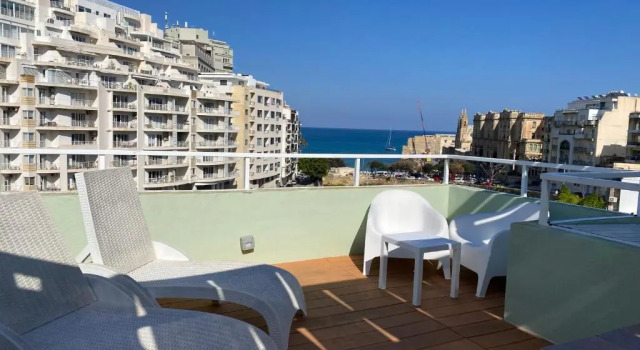 Коттедж с 2 комнатами Balluta Bay Beach house with Seaviews