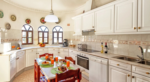 Вилла с 6 комнатами с балконом и с видом на бассейн Villa Morais - Refúgio em família com piscina aquecível e BBQ - Galé, Albufeira