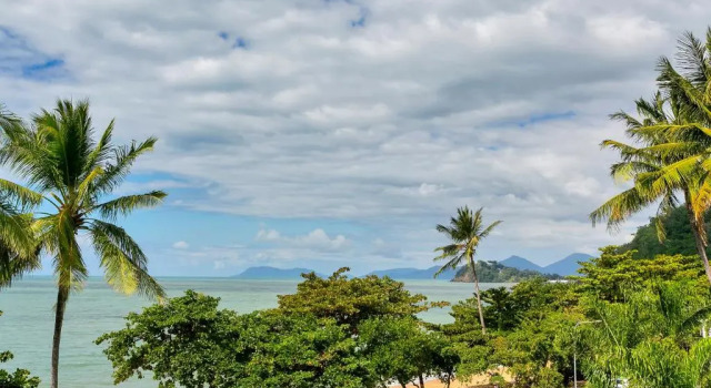 Апартаменты Superior Beachfront Apartments on Trinity Beach