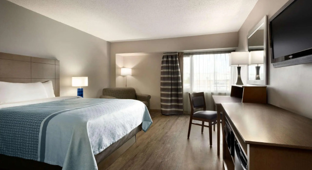 Двухместный номер Standard Travelodge Hotel by Wyndham Saskatoon